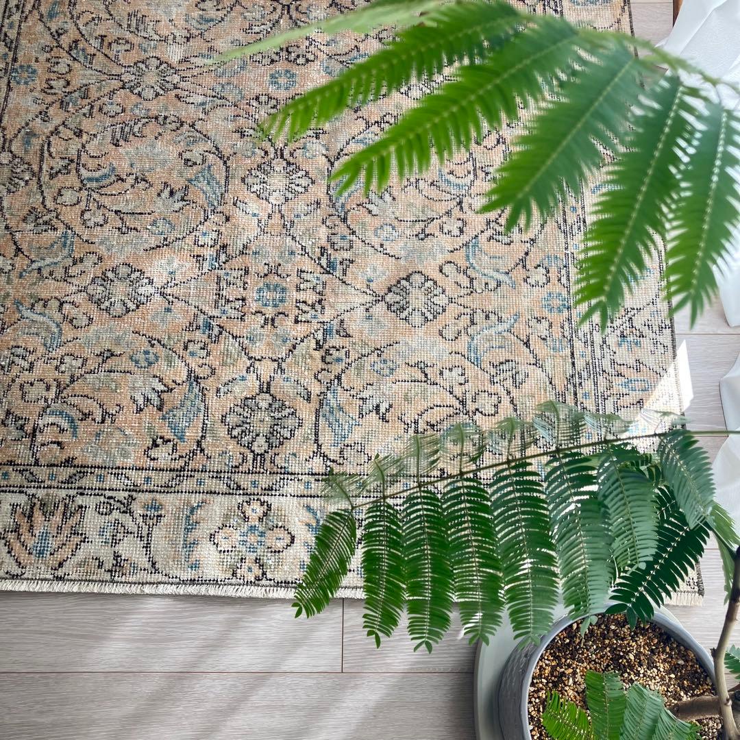 囲みコーラルベージュ✳︎111×211 フローラル　ブルー　トルコヴィンテージラグ