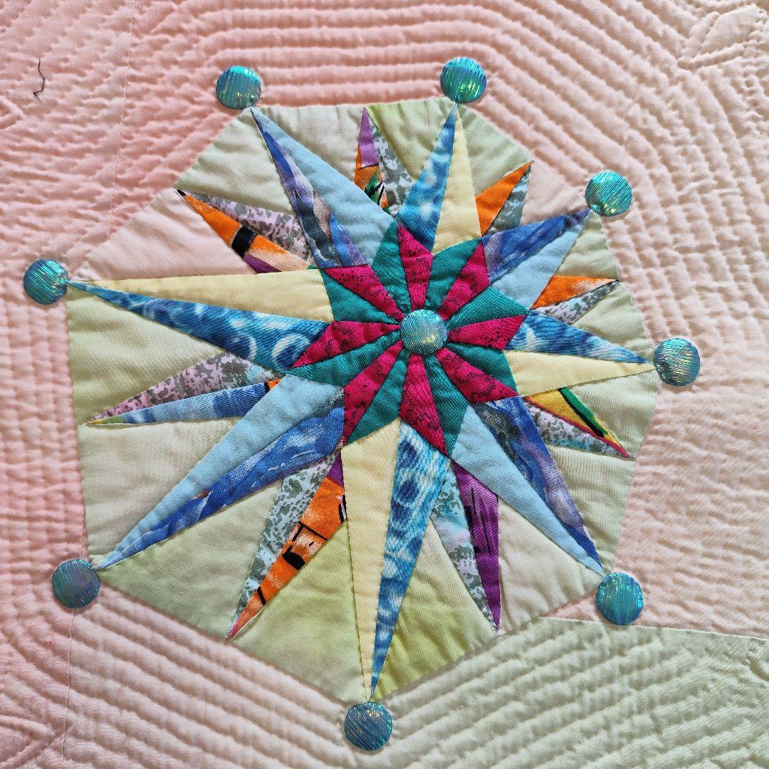 パッチワークタペストリー「春の予感」縦 166cm 横147cm の大作