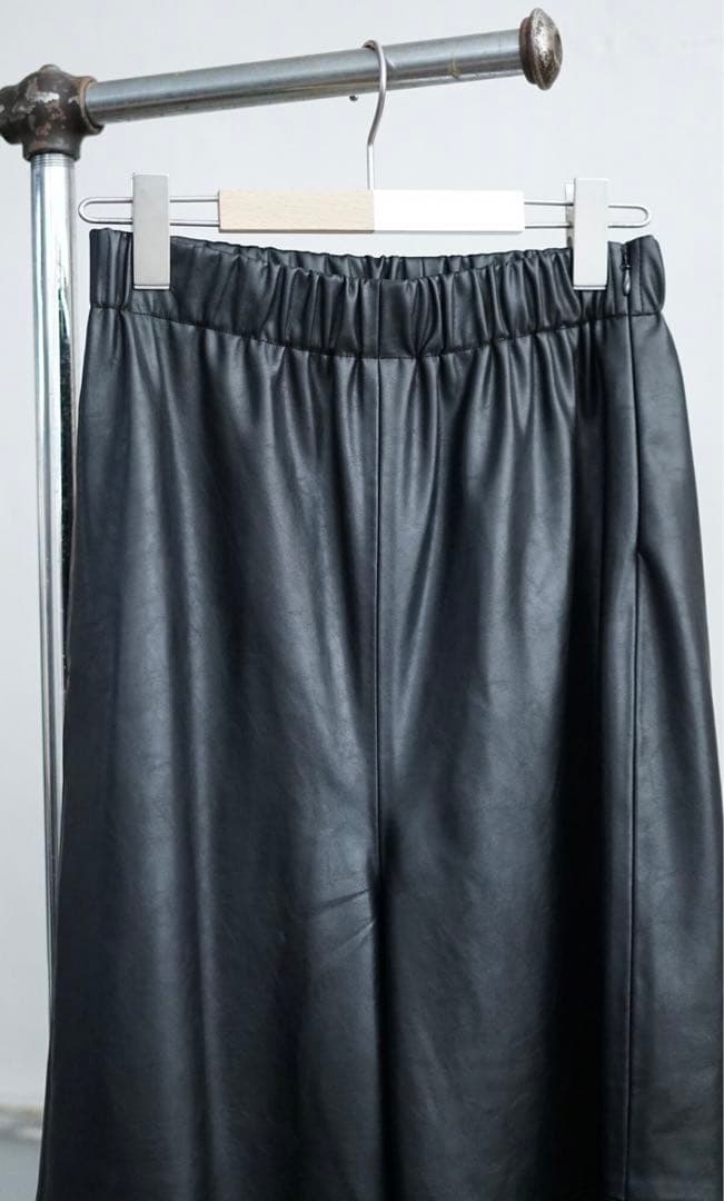 パンツ IIROT / Aynthetic Leather Cropped Pants