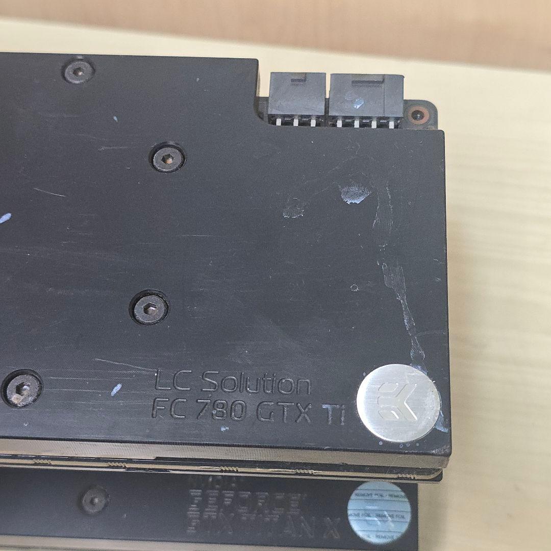 専用の液体冷却システムコンポーネントを備えたグラフィックカード（GPU）