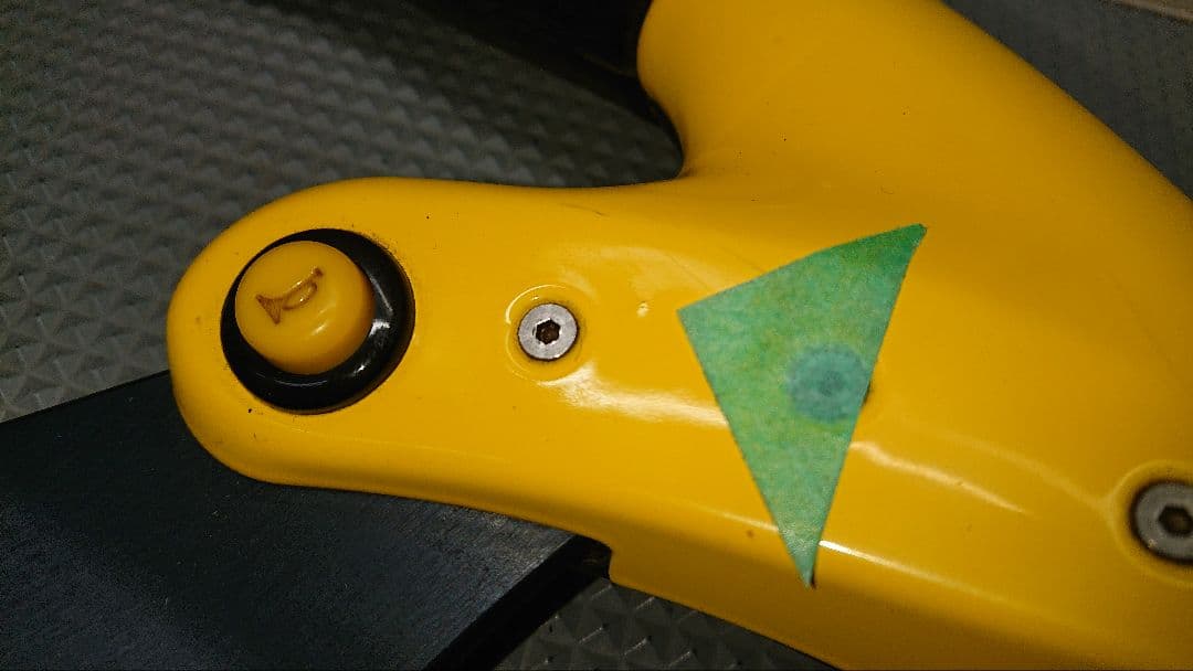 momo ステアリングホイール 黒/黄