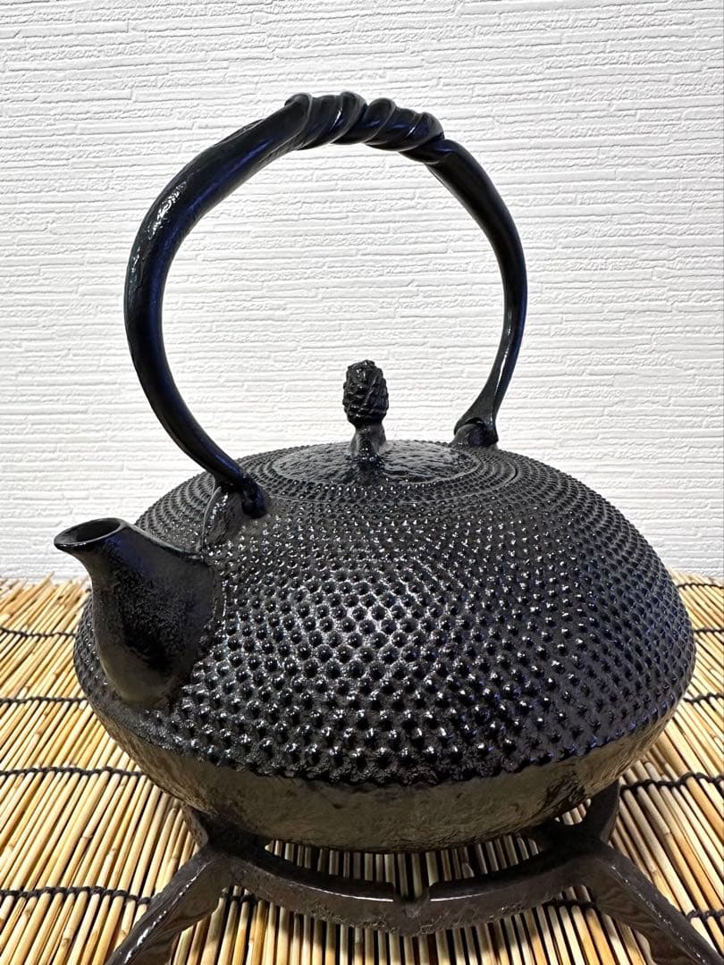 未使用品　南部及春鋳造　名工金秀造　捻鉉算盤形アラレ南部鉄瓶　南部鉄器　鉄瓶