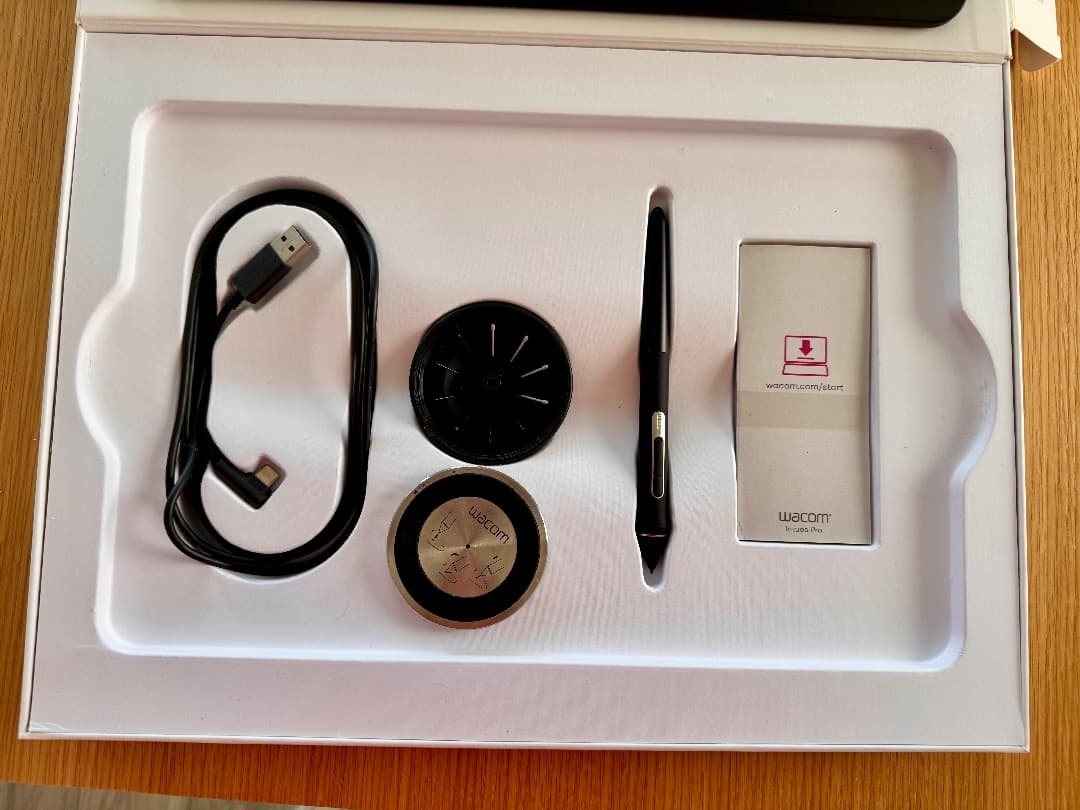 Wacom Intuos Pro PTH-660 / Mサイズ ペンタブレット