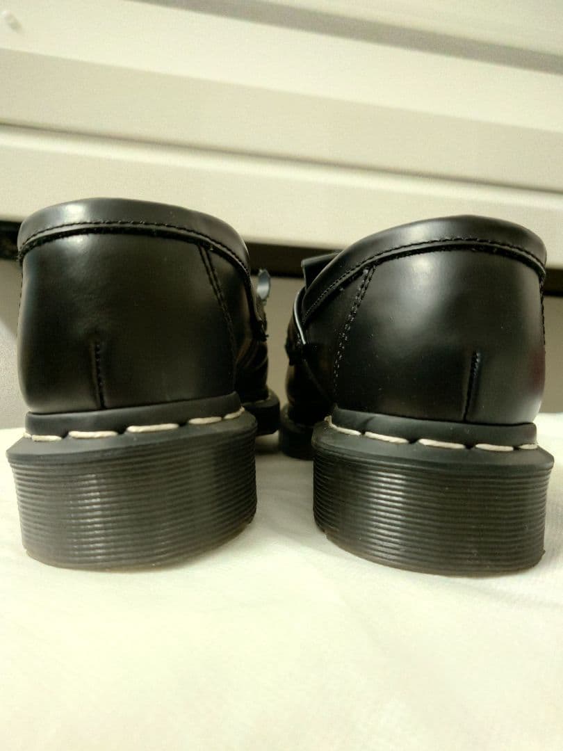 ドクターマーチン　エイドリアン　タッセル付き黒レザーローファー　白ステッチ