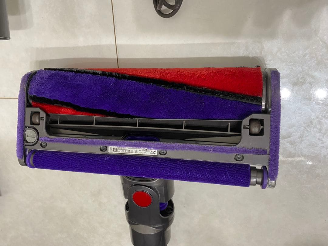 Dyson V8 　コードレスクリーナー　掃除機　sv10