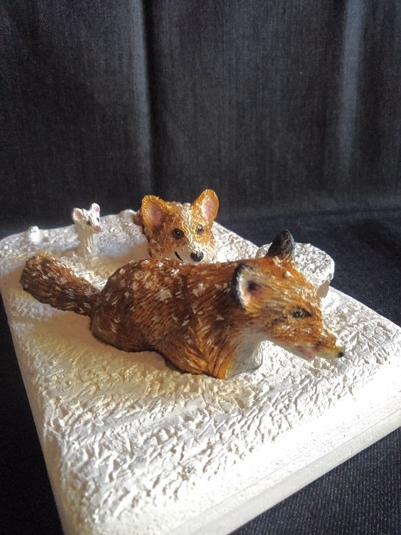 木彫りのコーギー 雪上のコーギーと狐