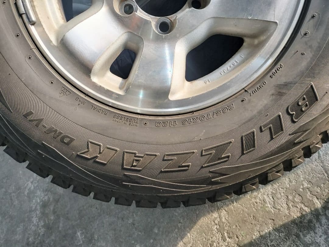 BS ブリザック 16インチタイヤセット　スタッドレス　ランクル　サーフ