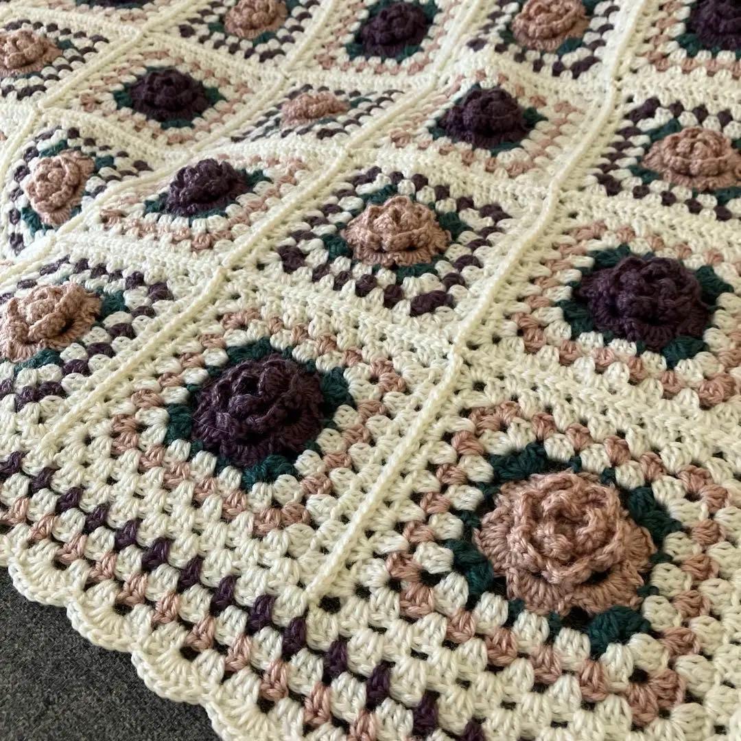 手編み薔薇のモチーフブランケット　マルチカバー　ベッドカバー