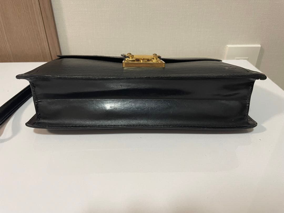 【あんしん鑑定】ルイ・ヴィトン　エピ　セカンドバッグ　黒　ブラック