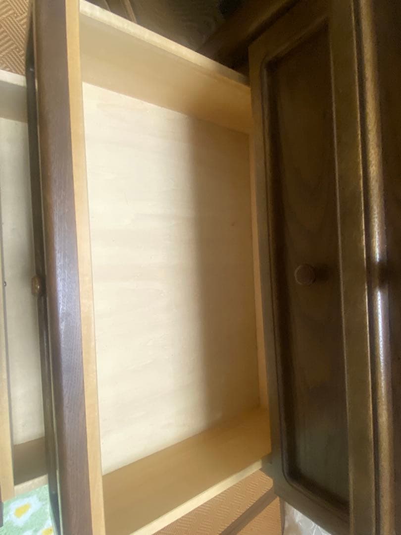 ヨシページです。 ブラウン木製キャビネット・サイドボード　カリモク