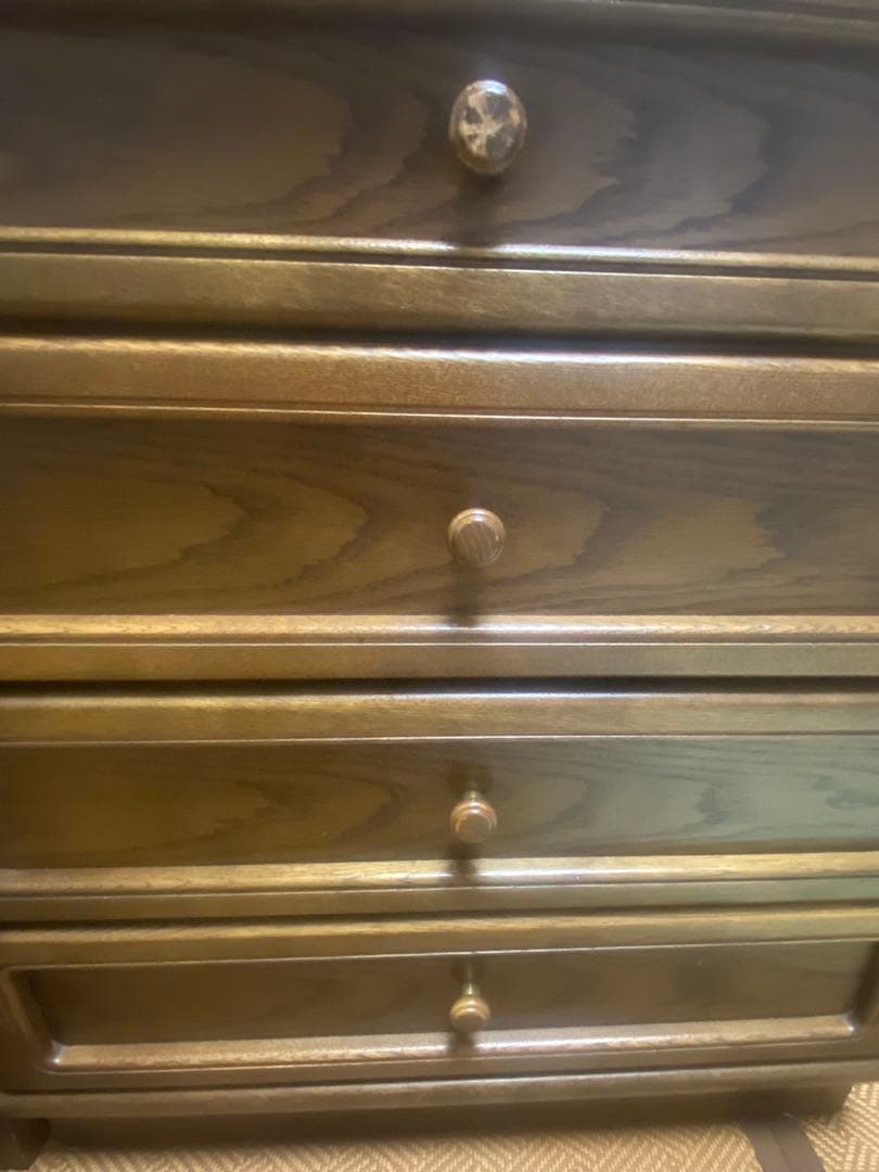 ヨシページです。 ブラウン木製キャビネット・サイドボード　カリモク