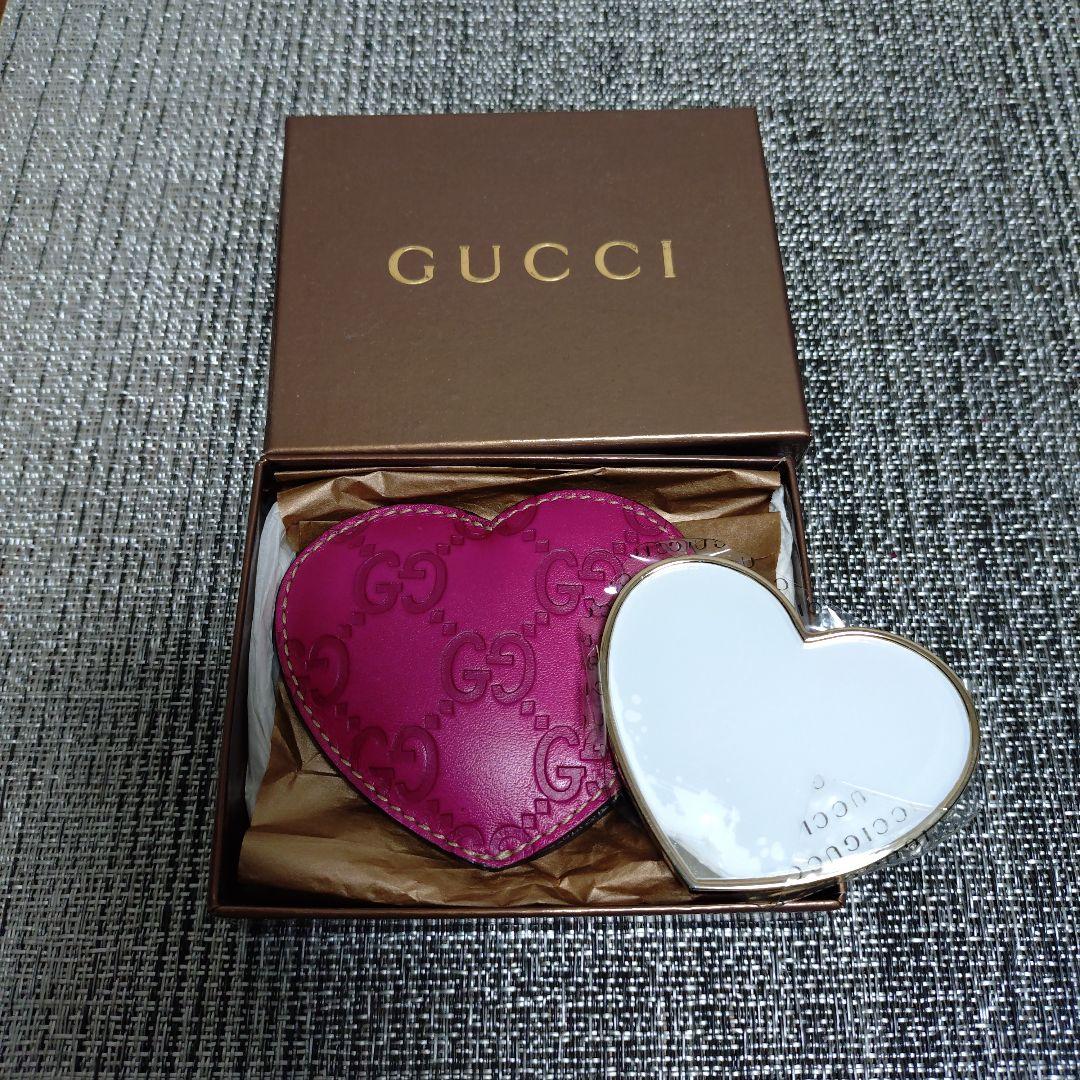 GUCCI ハート型ミラー ピンク ロゴ入り