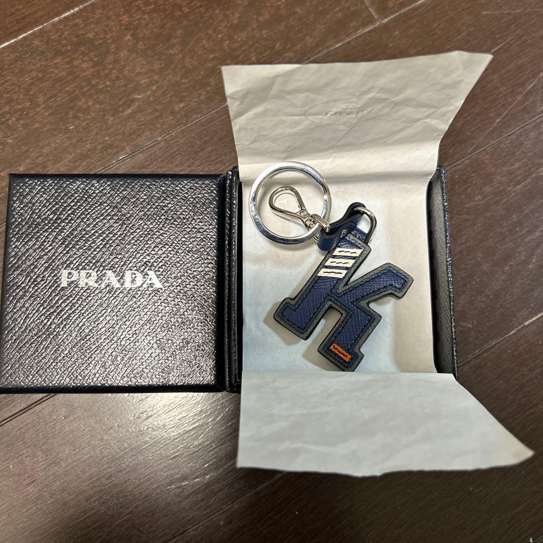 PRADA K型キーホルダー ネイビー レザー