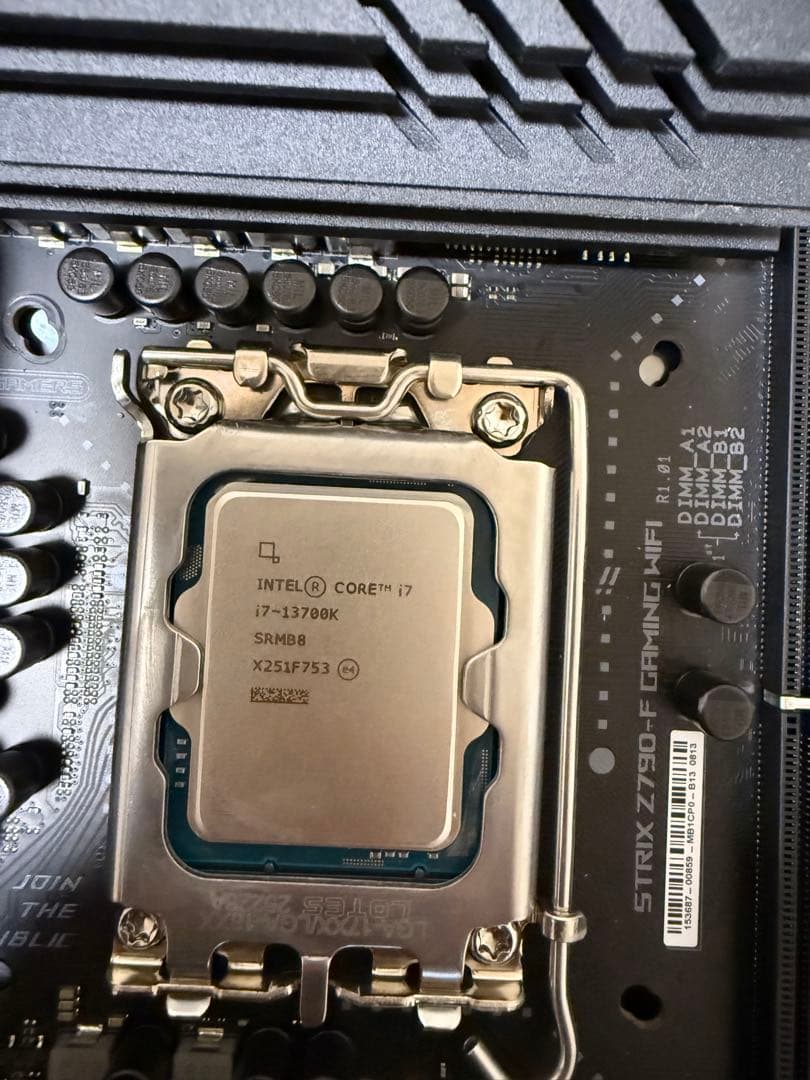 CPU ROG STRIX Z790-F GAMING WiFi + i7-13700K