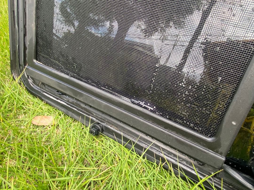 フォルクスワーゲン・ユーロバン　ウェストファリア用の右スライドドアの窓ガラス