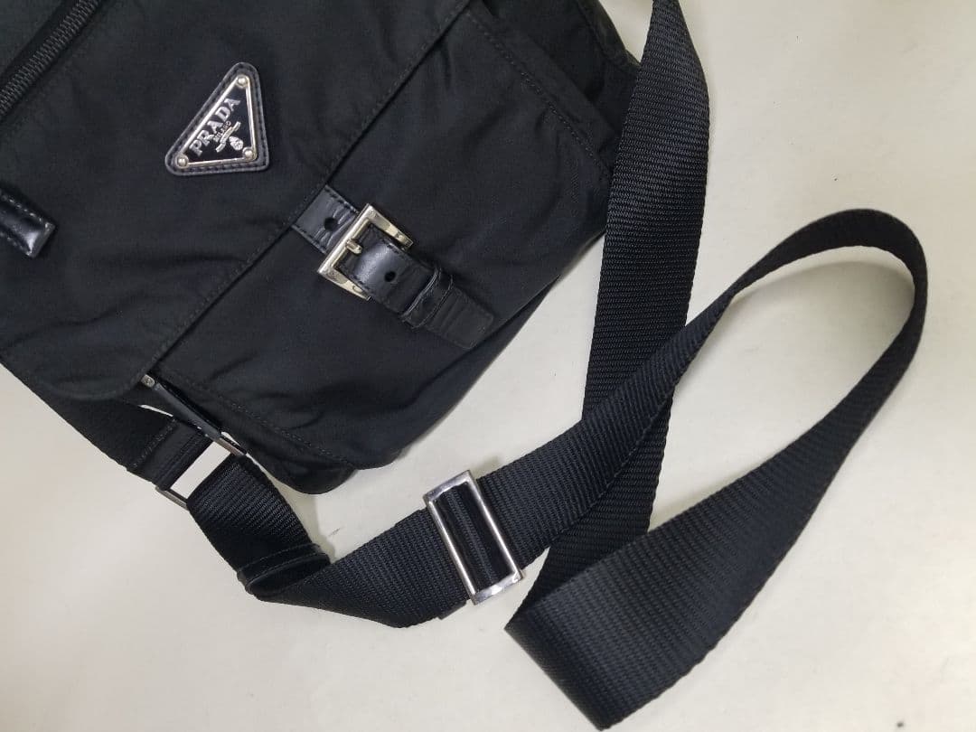 PRADA ブラック ショルダーバッグ 三角プレート 斜め掛け ナイロン