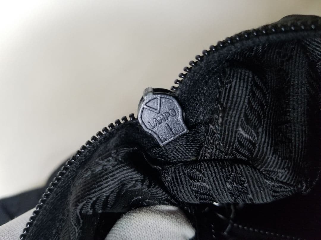 PRADA ブラック ショルダーバッグ 三角プレート 斜め掛け ナイロン