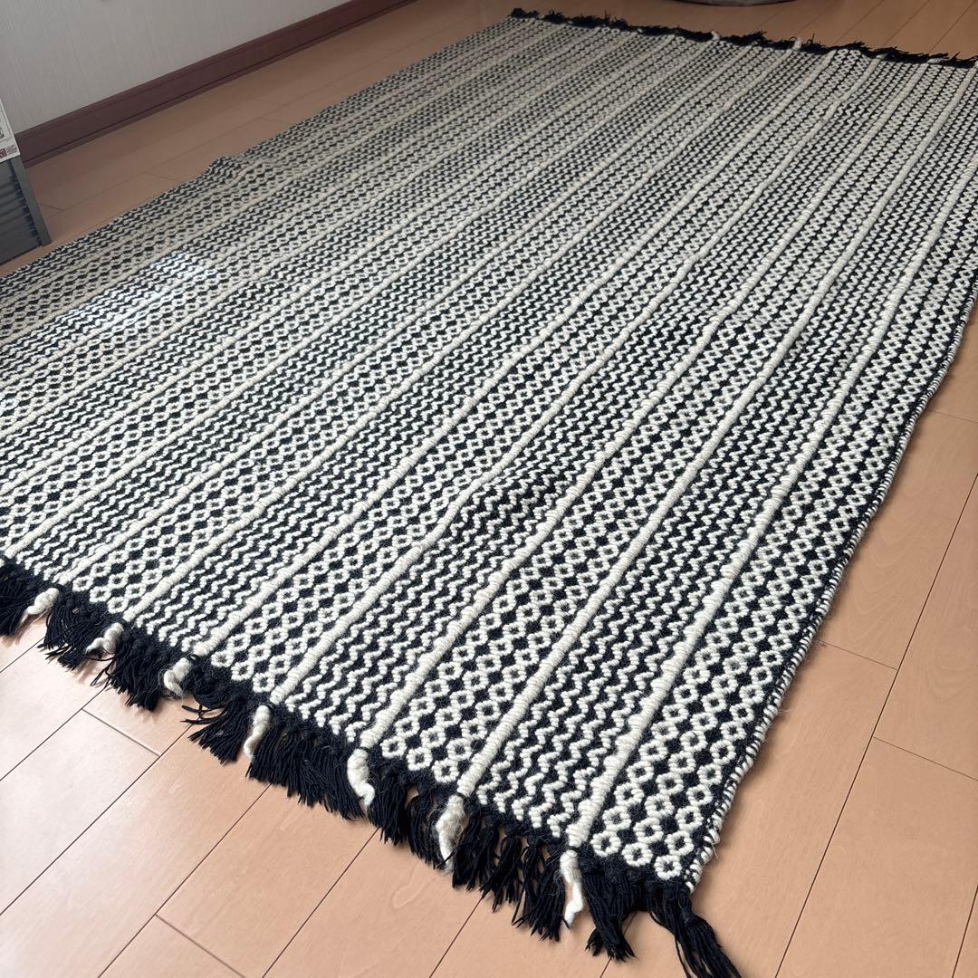 ウニコ　幾何学模様の黒白ラグ