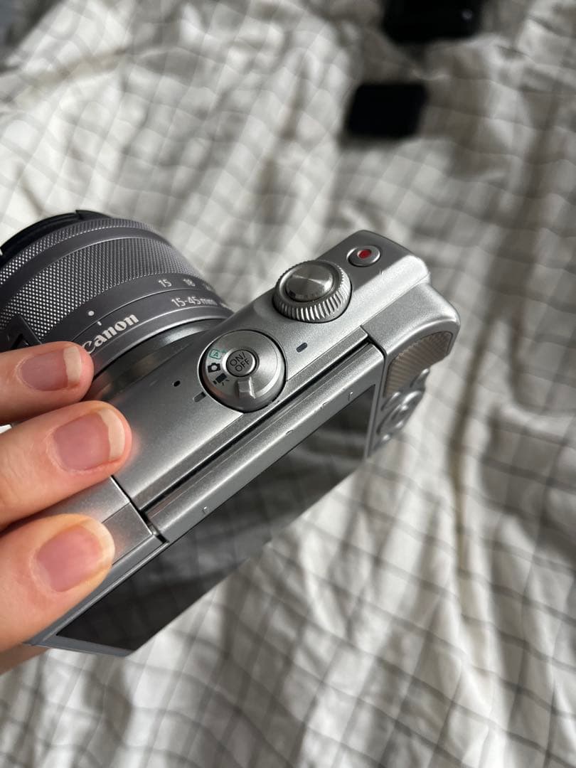 【最安値】Canon EOS M100 グレー 15-45mmレンズ付き