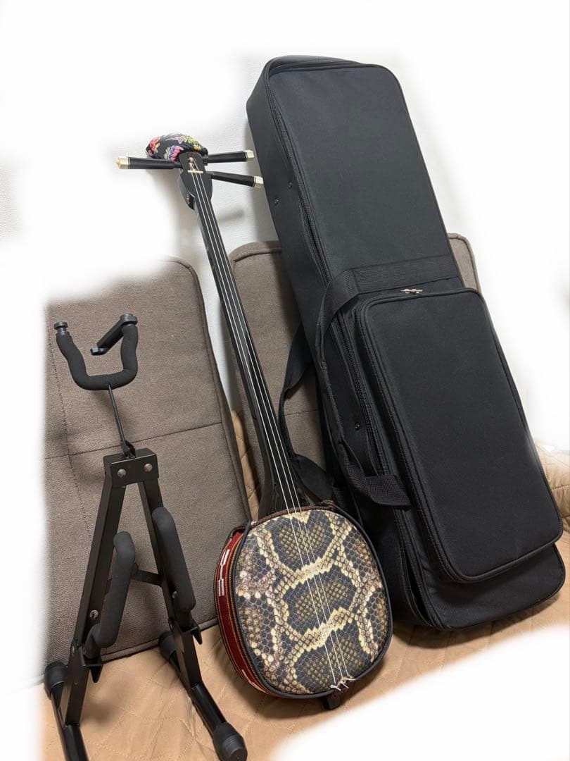 三線本体 人工蛇革　ソフトケース付き　スタンド付き　沖縄　琉球