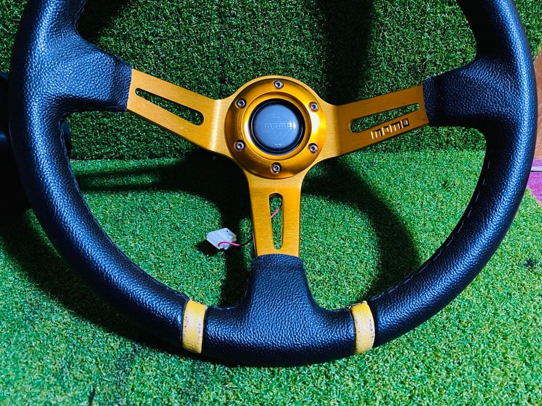 MOMO ステアリング 黒・オレンジ