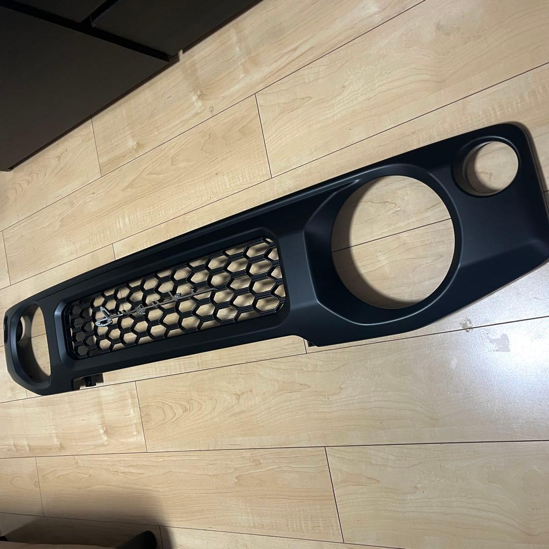 ステー仕様　スズキジムニー JB64W JB74Wフロントグリルマットブラック
