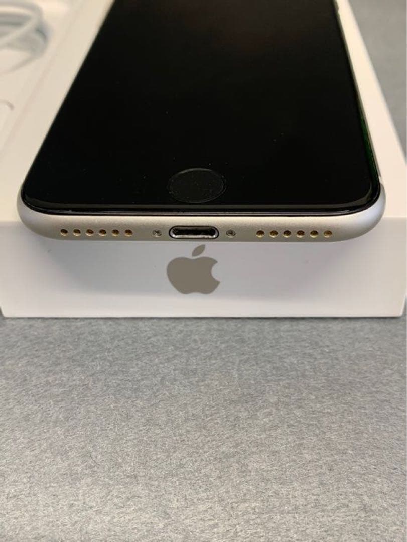 美品　国内版　SIMフリー　iPhoneSE 第3世代　64GB スターライト色