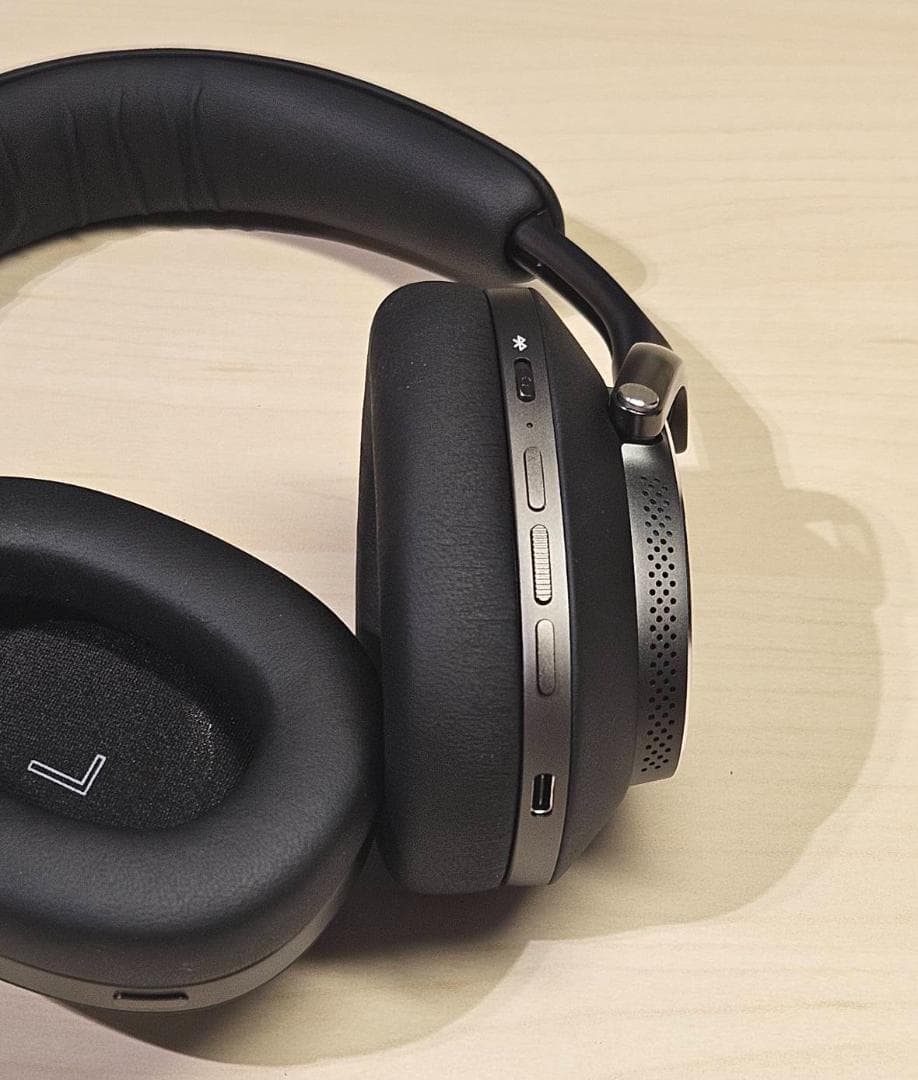 Bowers & Wilkins Px8 ワイヤレスヘッドホン