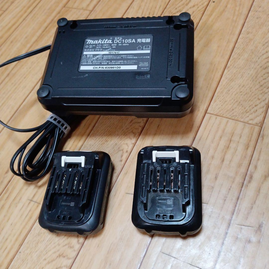 マキタ10.8V充電式クリーナ２台のセット　純正バッテリー２個と純正充電器1台付