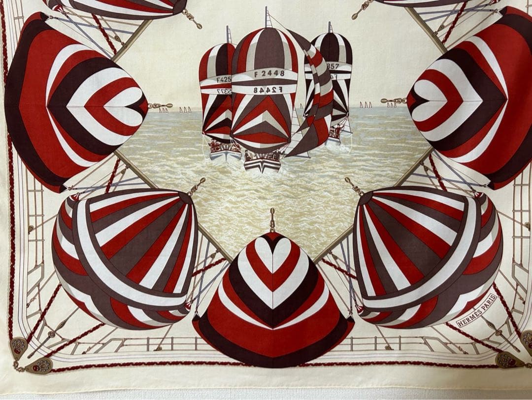 エルメスのスカーフ 白地に赤とブラウンの気球デザイン ロゴ付き 70センチ