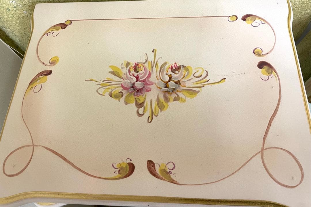 ロココ調ピンクのフラワーモチーフキャビネット 美品