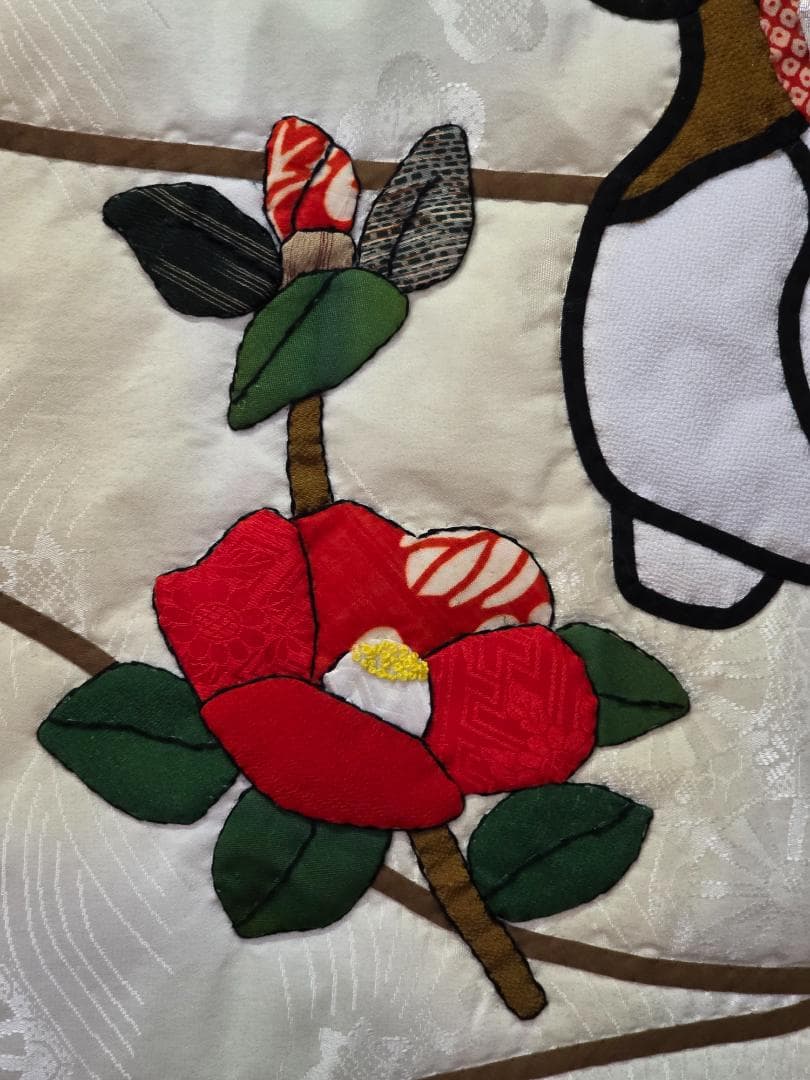 【ハンドメイド】ステンドグラスキルトタペストリー　招き猫と寒椿