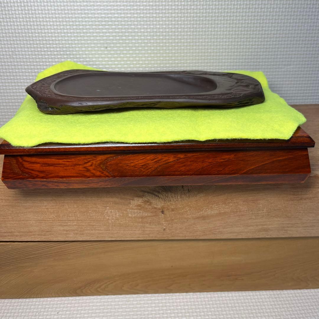 ⭕️赤間硯　20cm 糸瓜彫刻自然硯　古硯　龍雲堂製　文字秀逸　蔦と実を蒔絵木箱