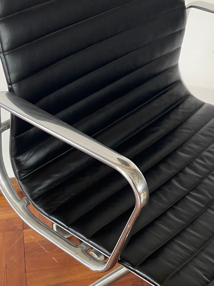 ハーマンミラー イームズ アルミナム チェア 50周年記念限定モデル