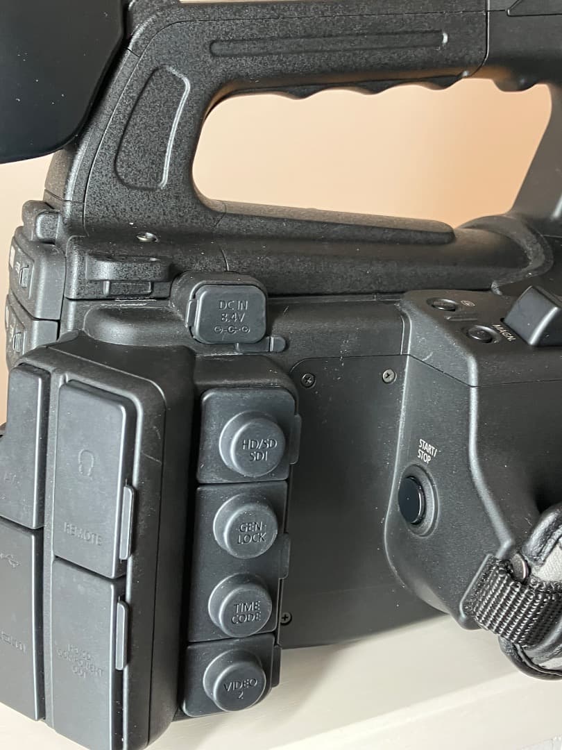 Canon 業務用ビデオカメラ XF305 (バッテリ・CFカード付、即収録可)