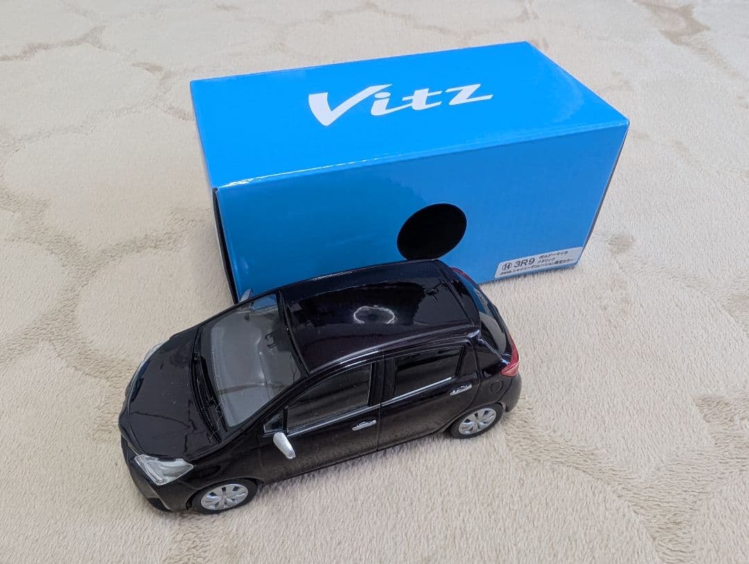 トヨタ ヴィッツ Vitz　カラーサンプル ミニカー 1/30
