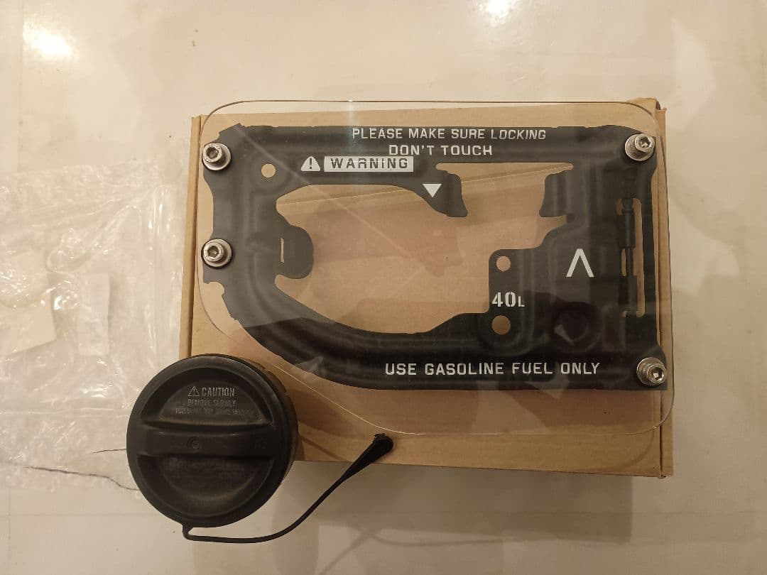 ジムニーJB64 燃料タンクカバー フューエルリッド