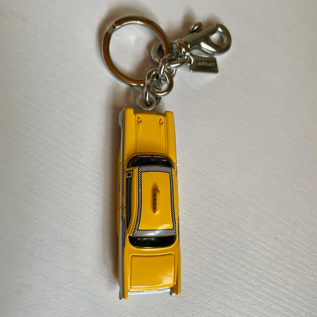 希少　COACH スモールタクシー　キーホルダー バッグチャーム　オンライン完売