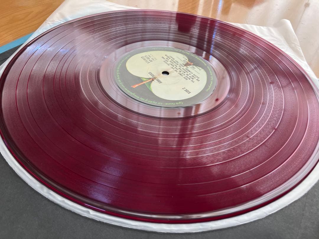 ミント赤盤ノーヒゲ 赤盤　アビーロード 歌詞もピン札の様です。　帯付