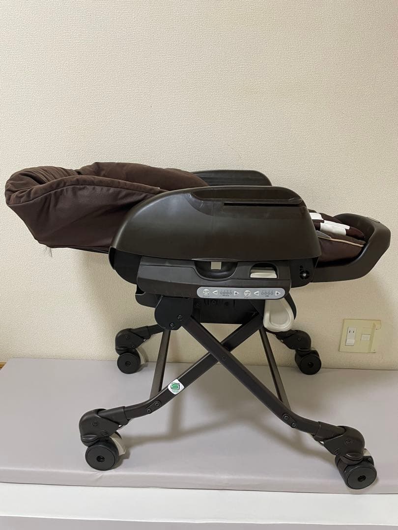 ベビーチェア ブラウンとホワイトストライプ