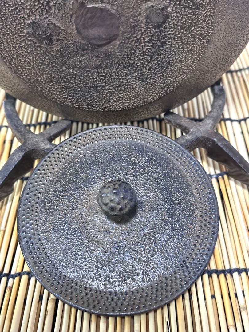 未使用品、木箱付　南部盛岡川勝造　１５型アラレ　南部鉄瓶　イコニコサン様売約済み