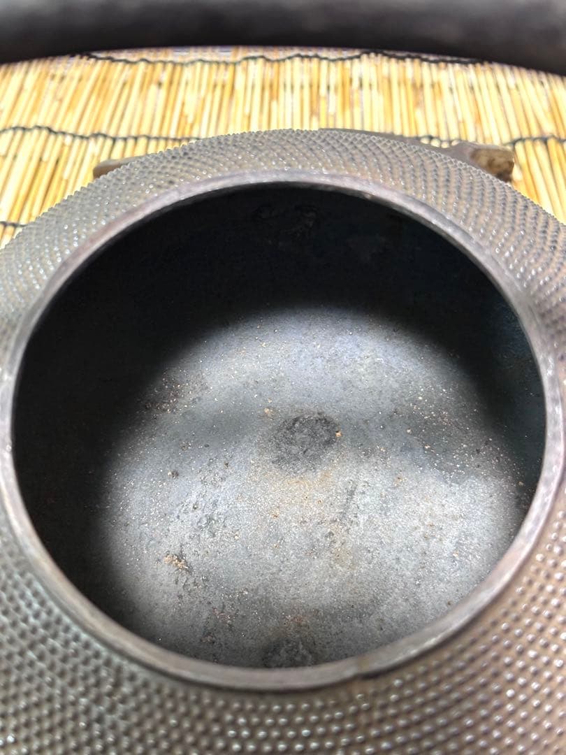 未使用品、木箱付　南部盛岡川勝造　１５型アラレ　南部鉄瓶　イコニコサン様売約済み