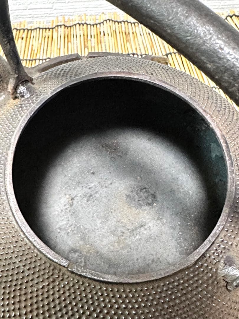 未使用品、木箱付　南部盛岡川勝造　１５型アラレ　南部鉄瓶　イコニコサン様売約済み