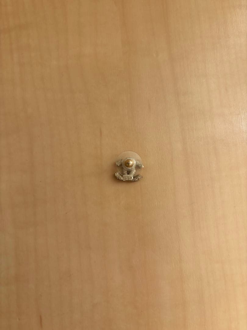 【お値下げしました】 シャネルのココマークラインストーン付きピアス（ゴールド系）