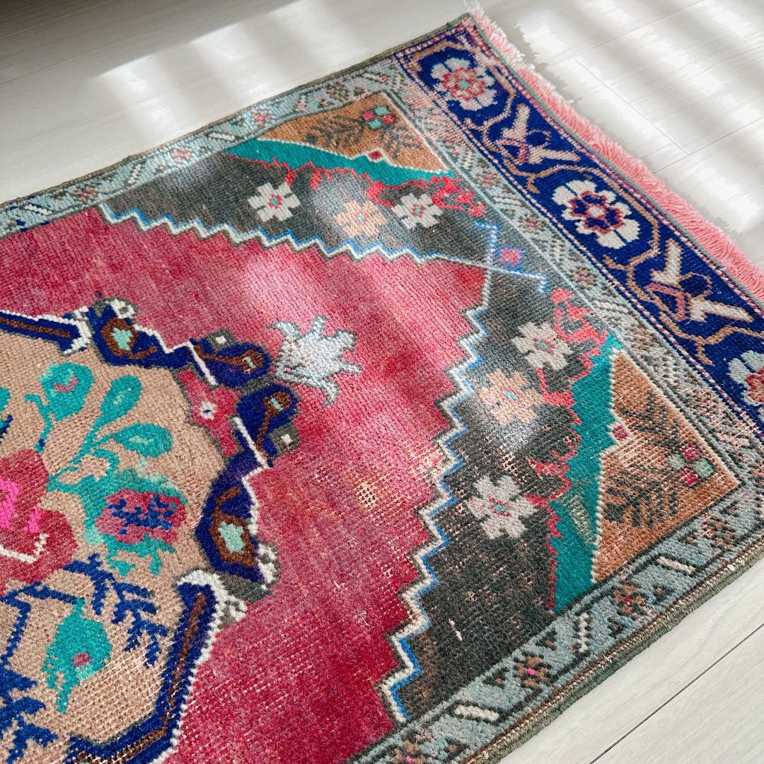 トルコヴィンテージラグ A84 人気柄 レア レッド グリーン ピンク ネイビー