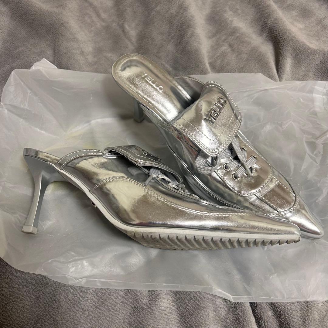 YELLO シルバーポインテッドトゥミュール