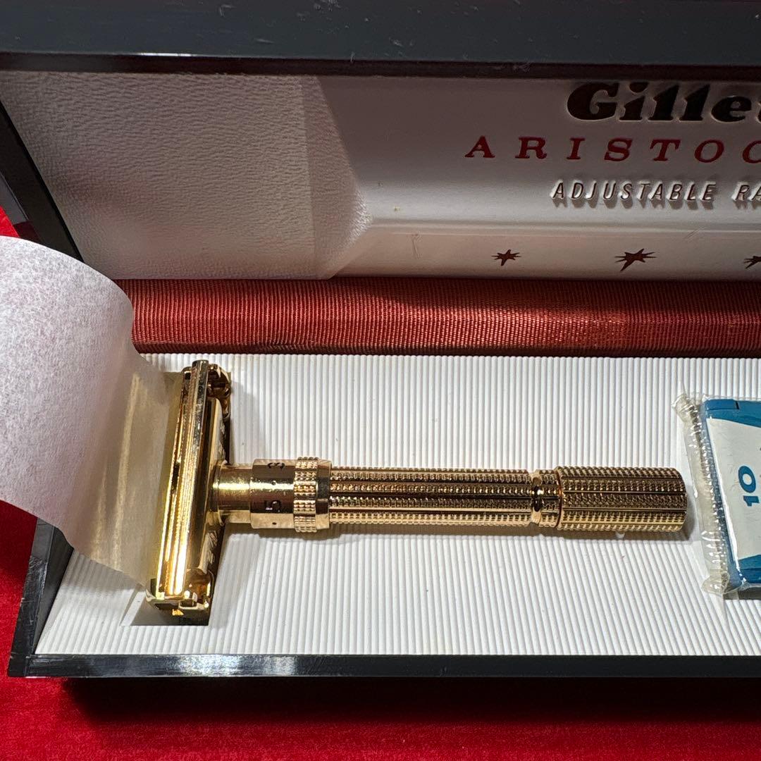 未使用　Gillette ARISTOCRAT 髭剃り　剃刀　ゴールド　替刃付