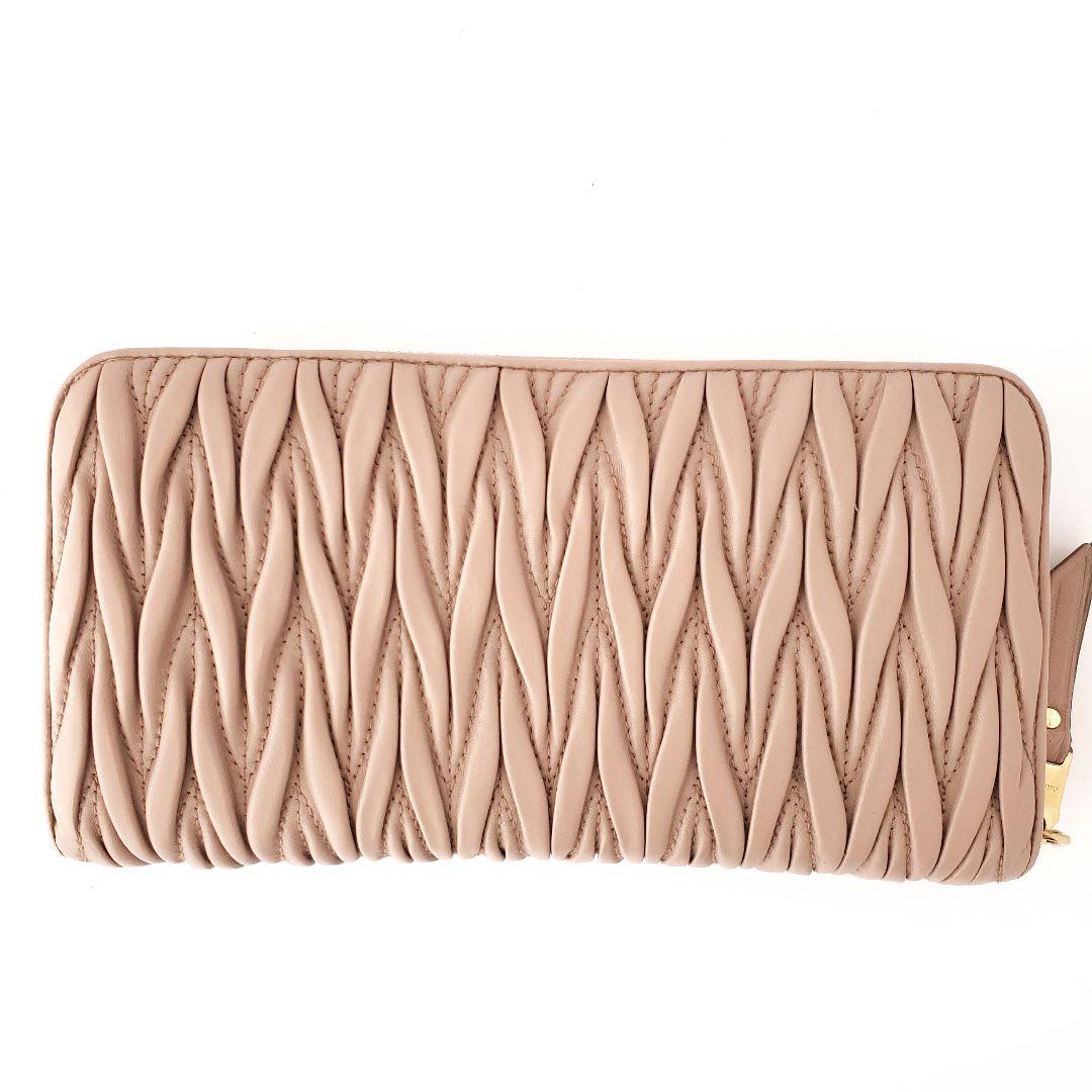 miu miu　ラウンド長財布　マテラッセ　レザー　ピンクベージュ　ミュウミュウ