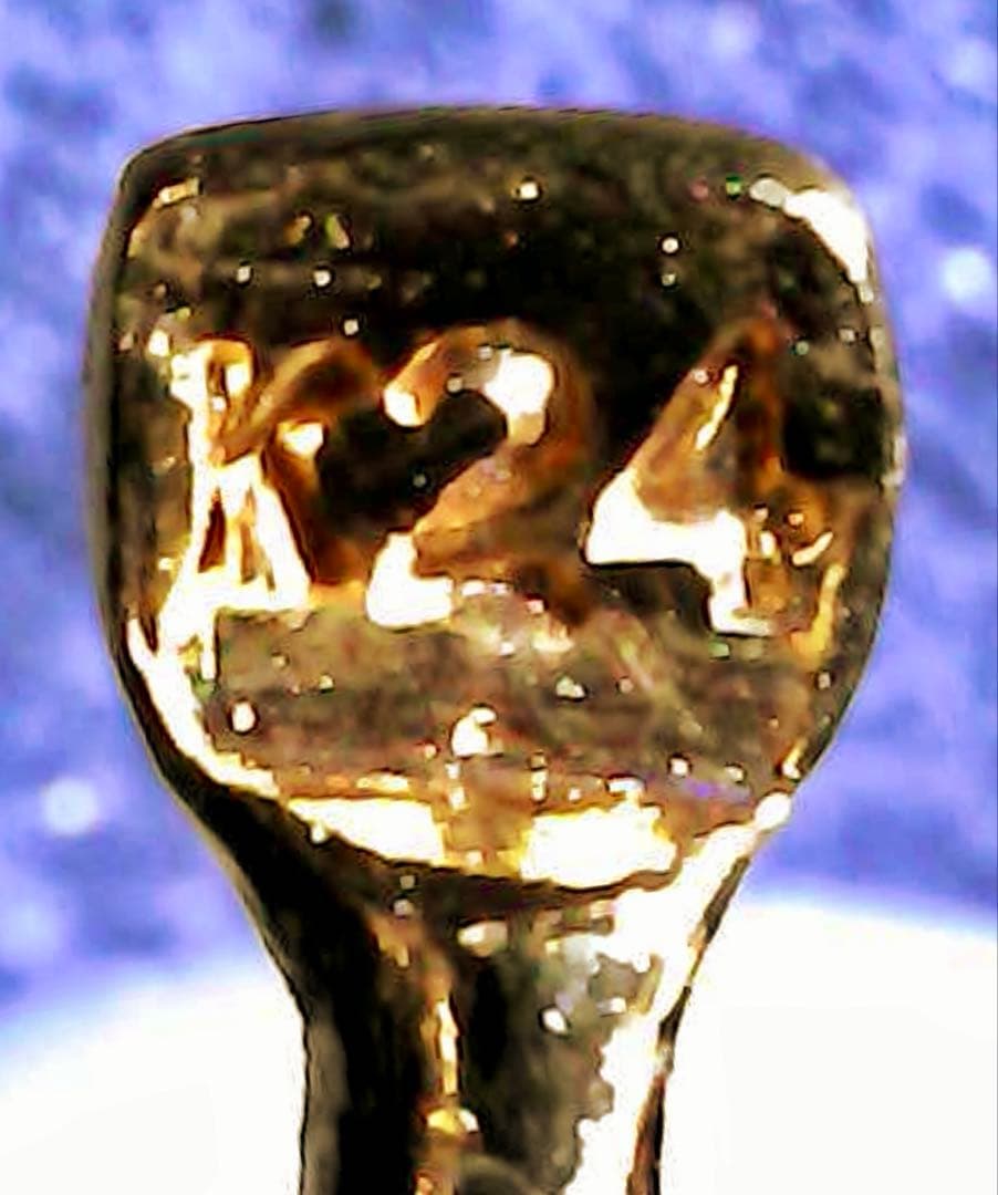 飾り盾　純金製の釣り針(K24刻印　約0.9グラム)