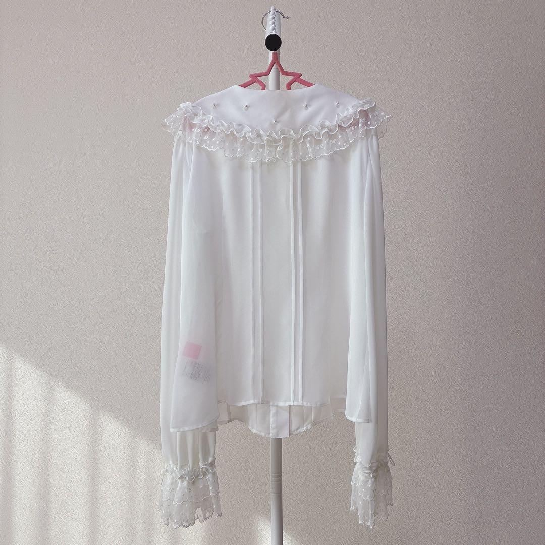 アンジェリックプリティ 襟ロゴ刺繍パールブラウス シロ